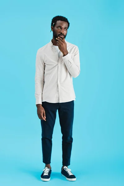 Hombre Afroamericano Reflexivo Con Lápiz Aislado Azul — Foto de Stock