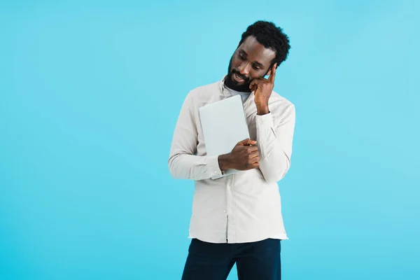 Pensativo Homem Americano Africano Com Laptop Isolado Azul — Fotografia de Stock
