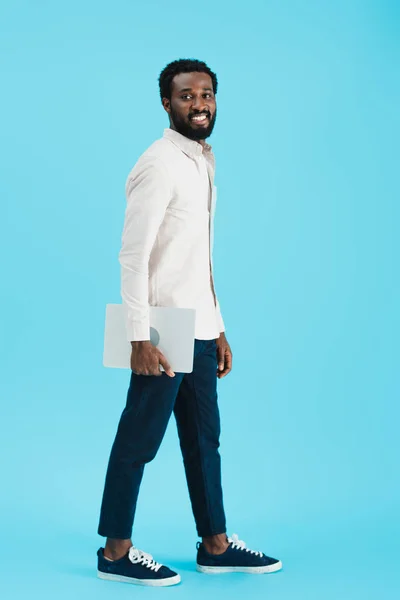 Homem Americano Africano Camisa Branca Segurando Laptop Isolado Azul — Fotografia de Stock