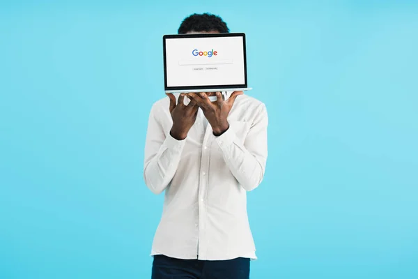 キエフ ウクライナ 2019年5月17日 グーグルのウェブサイトでラップトップを示すアフリカ系アメリカ人男性 青色で隔離 — ストック写真