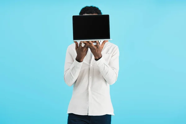 Uomo Afroamericano Mostrando Laptop Con Schermo Bianco Isolato Blu — Foto Stock