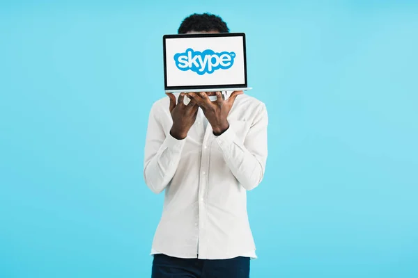 Kyiv Ucrania Mayo 2019 Hombre Afroamericano Mostrando Portátil Con Skype —  Fotos de Stock