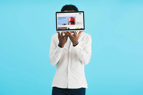 Kyiv Ukraine May 2019 African American Man Showing Laptop Ebay — Stock Photo, Image