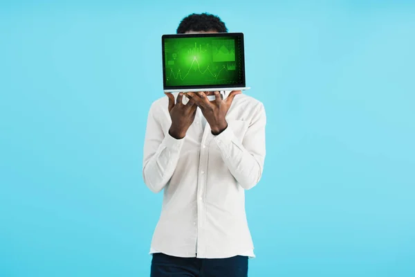 Αφρικανός Αμερικανός Άνθρωπος Δείχνει Φορητό Υπολογιστή Γράφημα Απομονωμένη Στο Μπλε — Φωτογραφία Αρχείου