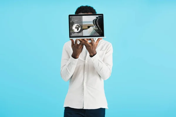 Hombre Afroamericano Mostrando Portátil Con Sitio Web Reserva Aislado Azul — Foto de Stock