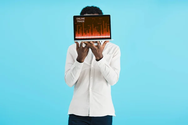 Afro Amerikai Ember Mutatja Laptop Online Kereskedelem Elszigetelt Kék — Stock Fotó