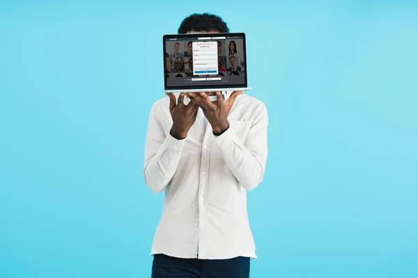 Kyiv Ukraine May 2019 African American Man Showing Laptop Linkedin — Stock Photo, Image