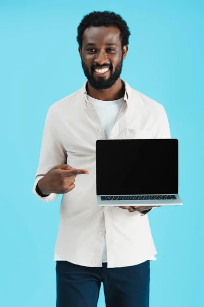 Sonriente Afroamericano Hombre Apuntando Computadora Portátil Con Pantalla Blanco Aislado — Foto de Stock