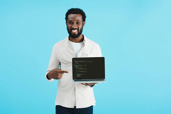 Kyiv Ukraine May 2019 Smiling African American Man Pointing Laptop — Stockfoto