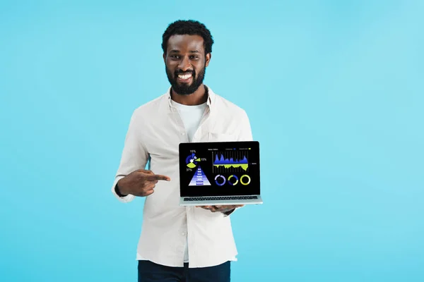 Sorridente Afro Americano Apontando Para Laptop Com Infográfico Isolado Azul — Fotografia de Stock