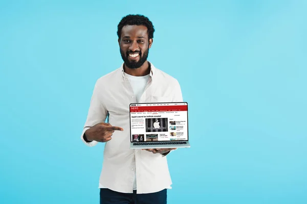 Kyiv Ucrania Mayo 2019 Sonriente Hombre Afroamericano Señalando Computadora Portátil — Foto de Stock