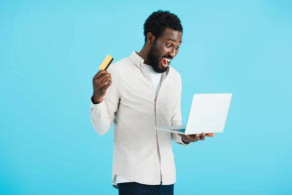 Hombre Afroamericano Emocionado Compras Línea Con Tarjeta Crédito Portátil Aislado — Foto de Stock