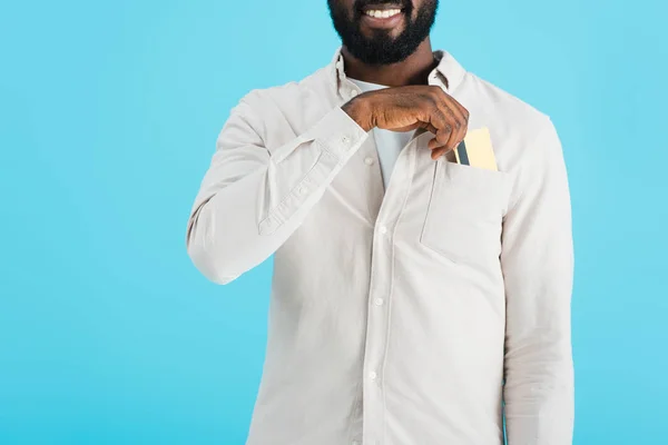 Mavi Izole Kredi Kartı Gösteren Afrikalı Amerikalı Adam Kırpılmış Görünümü — Stok fotoğraf