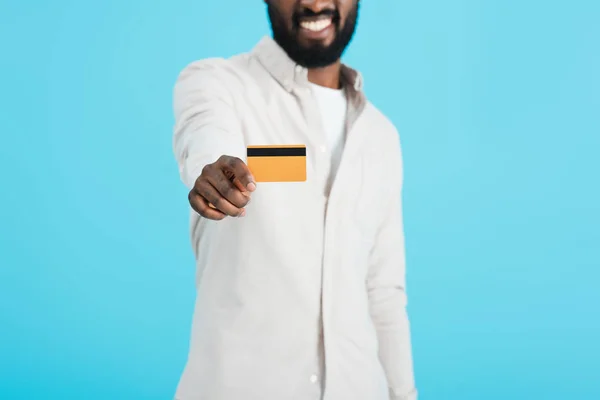 Обрізаний Вид Усміхненого Афроамериканця Який Представляє Кредитну Картку Ізольовано Синьому — стокове фото