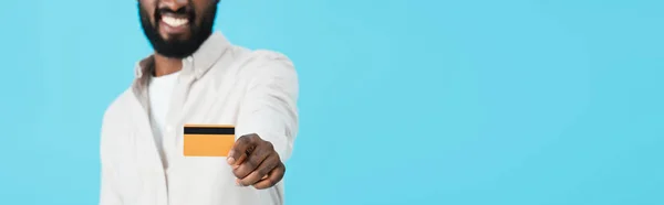 Обрізаний Вид Усміхненого Афроамериканця Показує Кредитну Картку Ізольовано Синьому — стокове фото