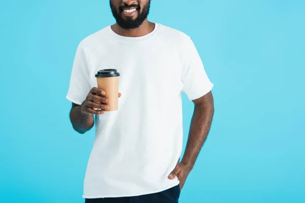 Vista Ritagliata Sorridente Uomo Afroamericano Possesso Caffè Andare Isolato Blu — Foto Stock
