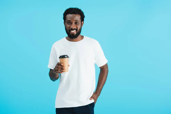 Gitmek Için Kahve Tutan Neşeli Afrikalı Amerikalı Adam Mavi Izole — Stok fotoğraf