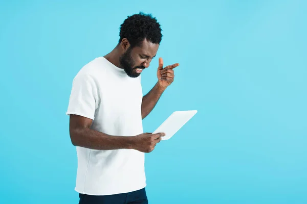 Hombre Afroamericano Enojado Utilizando Tableta Digital Aislado Azul — Foto de Stock