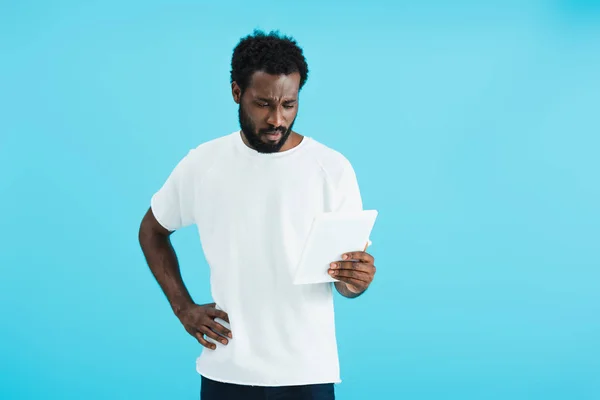 Homem Americano Africano Pensivo Usando Tablet Digital Isolado Azul — Fotografia de Stock