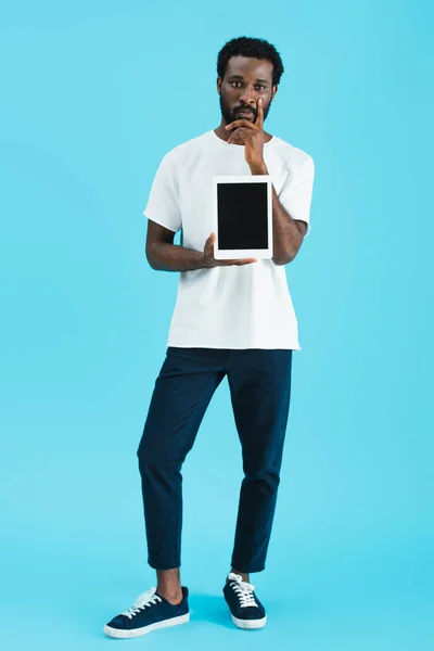 青で隔離された空白の画面を持つデジタルタブレットを示すペンシブアフリカ系アメリカ人男性 — ストック写真