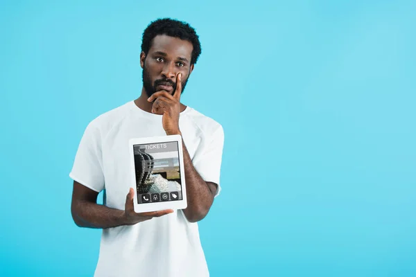 Hombre Afroamericano Reflexivo Mostrando Tableta Digital Con Aplicación Boletos Aislado —  Fotos de Stock