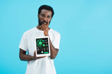 infografik uygulaması ile dijital tablet gösteren düşünceli afrikalı amerikalı adam, mavi izole