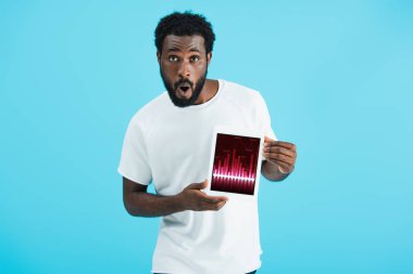 mavi izole grafik uygulaması ile dijital tablet gösteren afro-amerikan adam şaşırttı