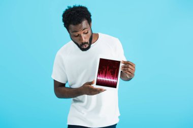 mavi izole grafik uygulaması ile dijital tablet gösteren afro-amerikan adam şaşırttı