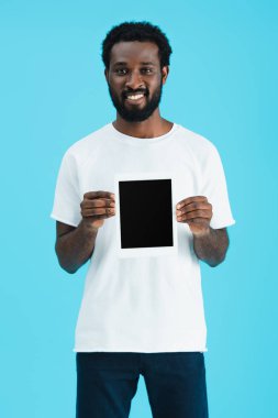 mavi izole boş ekran ile dijital tablet gösteren gülümseyen afrikalı amerikalı adam 