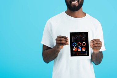 infografik ile dijital tablet gösteren Afrikalı Amerikalı adam kırpılmış görünümü, mavi izole
