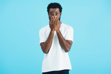 beyaz t-shirt kapanış yüzü, mavi izole sinirli Afrikalı Amerikalı adam  