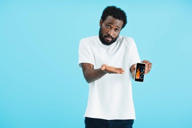 hayal kırıklığına afro-amerikan adam infografik uygulaması ile akıllı telefon gösteren, mavi izole