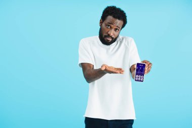 hayal kırıklığına afro-amerikan adam sağlık uygulaması ile akıllı telefon gösteren, mavi izole