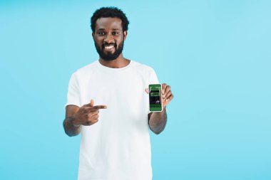 mavi izole rezervasyon uygulaması ile akıllı telefon işaret gülümseyen afrikalı amerikalı adam