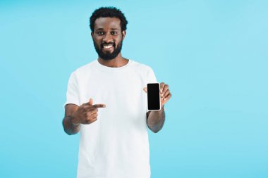 neşeli afro-amerikan adam boş ekran ile akıllı telefon işaret, mavi izole