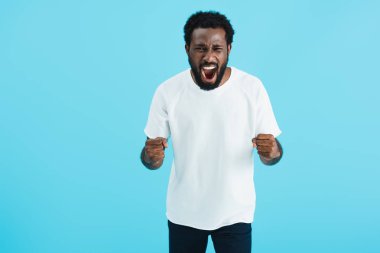 agresif afro-amerikan adam mavi izole çığlık  