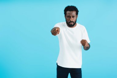 beyaz t-shirt agresif afrikalı Amerikalı adam mavi izole işaret  