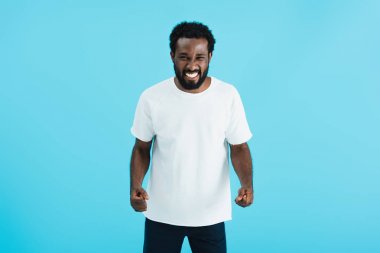 yakışıklı agresif afro-amerikan adam mavi izole  