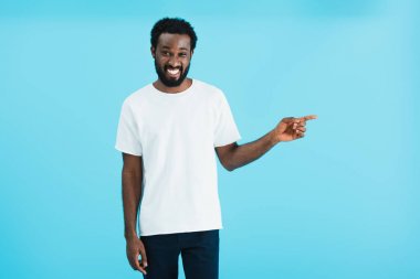 mutlu afrikalı amerikalı adam mavi izole işaret