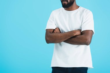 mavi izole çapraz kolları ile beyaz t-shirt afrikalı Amerikalı adam kırpılmış görünümü  