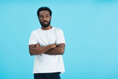 beyaz t-shirt içinde pensive afro-amerikan adam mavi izole çapraz kolları ile  