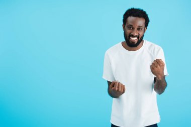 başarılı afrikalı amerikalı adam mavi izole zafer kutluyor