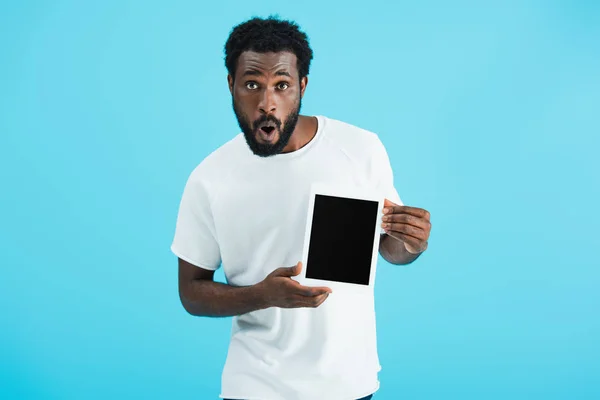 Sorprendido Hombre Afroamericano Mostrando Tableta Digital Con Pantalla Blanco Aislado — Foto de Stock