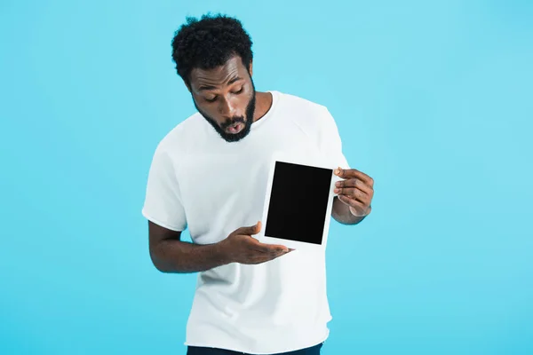 青で隔離された空白の画面でデジタルタブレットを示す驚いたアフリカ系アメリカ人の男性 — ストック写真