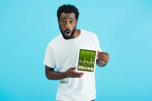 Sorprendido Hombre Afroamericano Mostrando Tableta Digital Con Aplicación Salud Aislado — Foto de Stock