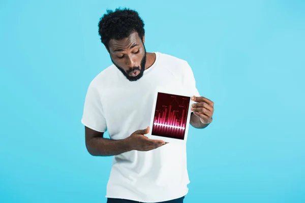 Здивований Афроамериканський Чоловік Показує Цифровий Планшет Графічним Додатком Ізольований Синьому — стокове фото