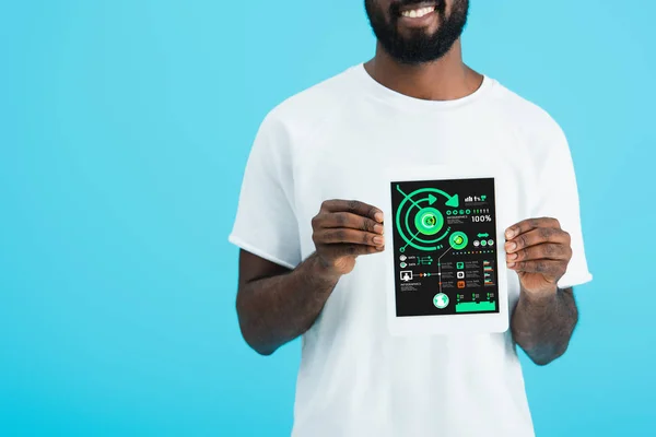 Vista Recortada Del Hombre Afroamericano Mostrando Tableta Digital Con Aplicación — Foto de Stock