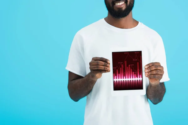 Visão Recortada Homem Afro Americano Mostrando Tablet Digital Com Aplicativo — Fotografia de Stock