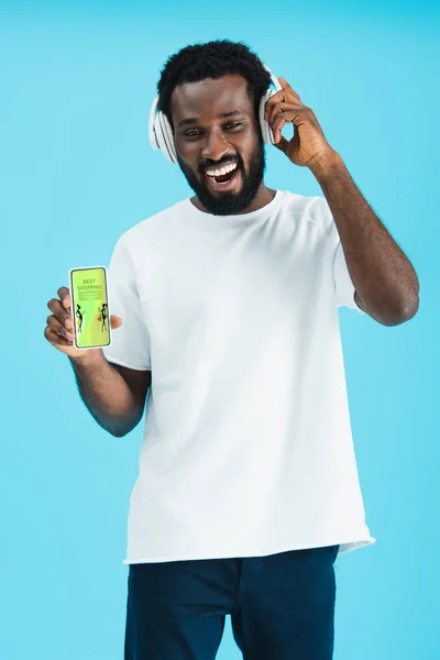 Uomo Afroamericano Sorridente Che Ascolta Musica Con Cuffie Mostra Smartphone — Foto Stock