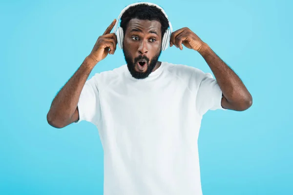 Ενθουσιασμένος Αφρικανός Αμερικανός Άνθρωπος Ακούγοντας Μουσική Ακουστικά Απομονωμένη Στο Μπλε — Φωτογραφία Αρχείου